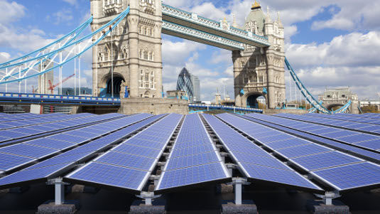 Die Briten installieren nicht nur Solarparks, sondern auch Dachanlagen. Im vergangenen Jahr stieg der Zubau in diesem Marktsegment. - © Renusol
