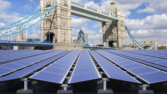 Die Briten installieren nicht nur Solarparks, sondern auch Dachanlagen. Im vergangenen Jahr stieg der Zubau in diesem Marktsegment.