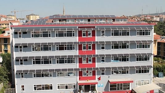 Eines der Vorzeigeprojekte von Kosi Frankensolar: Die Anlage auf dem Dach und an der Fassade der Schule in Istanbul wurde im Oktober 2013 errichtet. Der Generator leistet 66 Kilowatt und war damals das erste größere Solarprojekt an einer türkischen Schule