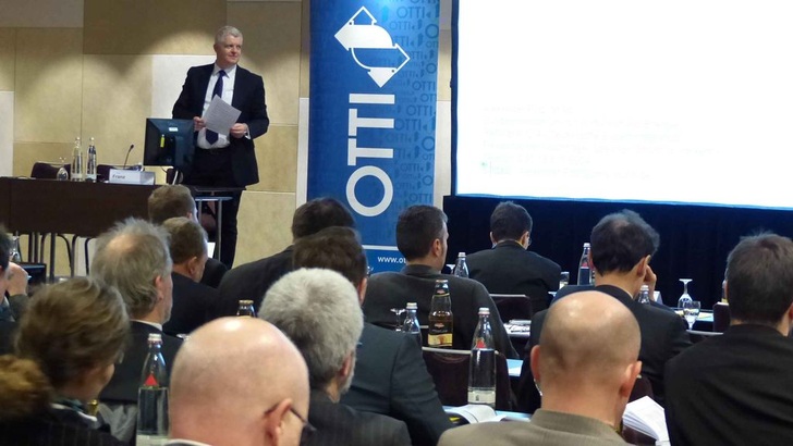 Oliver Franz von RWE leitet die Postersitzung auf der OTTI-Konferenz über den Aus- und Umbau des deutschen Stromnetzes.