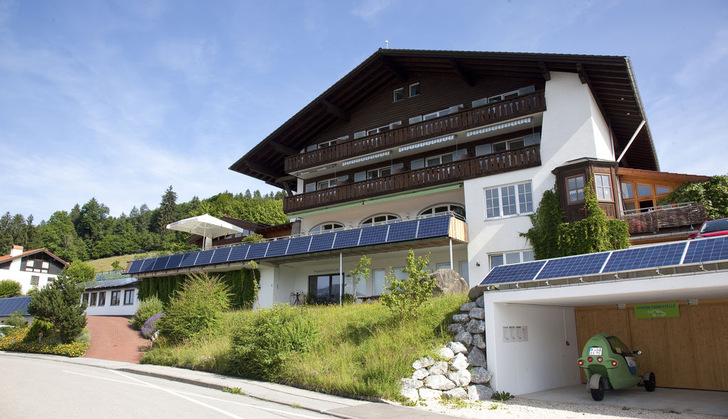 Alle Verbraucher im Hotel werden über einen Energiemanager gesteuert. Die erweiterte Photovoltaikanlage liefert ihren Strom zuerst in den hauseigenen Speicher mit einer kapazität von 90 Kilowattstunden. - © Biohotel Eggensberger
