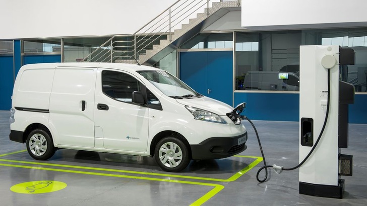 Der Lieferwagen lässt sich in der Montagehalle oder in der Werkstatt problemlos aufladen. - © Nissan
 Der Lieferwagen lässt sich in der Montagehalle oder in der Werkstatt problemlos aufladen.