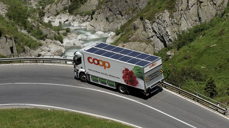 Mit den Solarmodulen braucht der Lkw keine Schwerlastzulage zu zahlen. - © Coop
