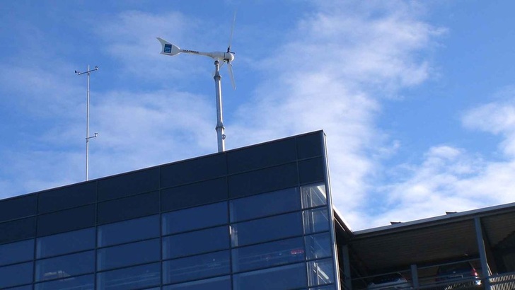 Die Kleinwindmühle auf einem Parkhausdach in Hirschberg. - © Goldbeck Solar
 Die Kleinwindmühle auf einem Parkhausdach in Hirschberg.