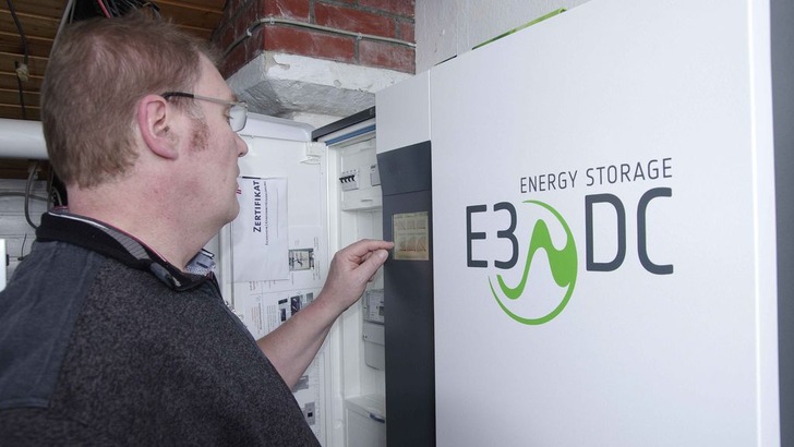 Immer häufiger zu sehen: Batteriespeicher im Heimkeller. - © E3DC
 Immer häufiger zu sehen: Batteriespeicher im Heimkeller.