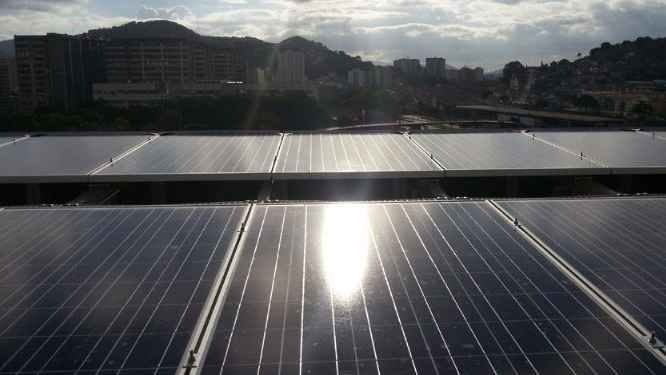 Die 1.556 Solarmodule auf dem Dach des Maracanã-Stadions kommen von Yingli. - © Yingli
