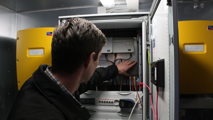 Die Leistungselektronik (Wechselrichter), die Ladesteuerung und der Energiemanager kommen von SMA.