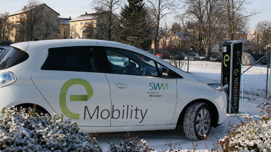 Die Stadtwerke Metzingen haben in der Stadt eine Reihe von Schnellladestationen für Elektroautos aufgestellt. - © DLR Stuttgart
