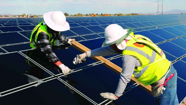 Ran an die Module: Immer mehr Arbeit winkt in der Solarindustrie. - © First Solar

