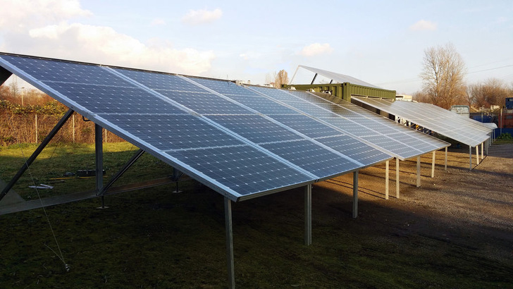 Guter Stand auf jedem Gelände: Die Container von Multicon Solar sind mit ausklappbaren Modulen von Aleo Solar ausgerüstet.