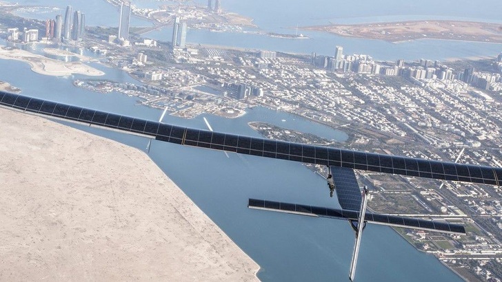 Die Solar Impulse 2 über Abu Dhabi. Noch müssen die Piloten auf den Start zur Weltumrundung warten. - © Keystone
