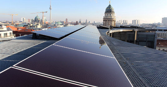 An einem sonnigen Tag wird während der partiellen Sonnenfinsternis die Einspeiseleistung der Photovoltaikanlagen auf die Hälfte sinken. Verhängen Wolken den Himmel, wird sich die Sonnenfinsternis kaum auswirken.