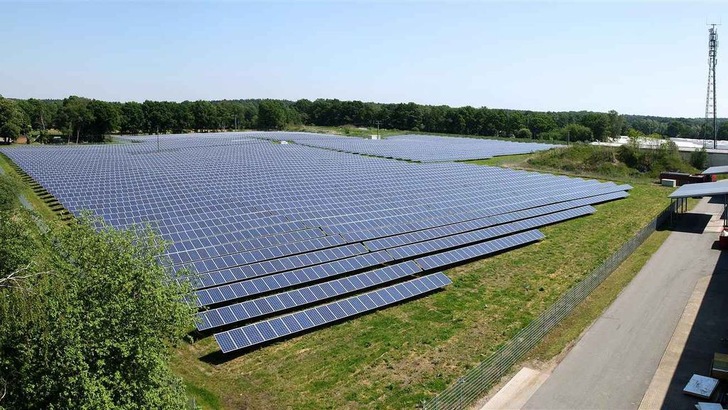 Banken und Versicherungen stecken das Geld gern in Solarparks. - © IBC Solar
 Banken und Versicherungen stecken das Geld gern in Solarparks.