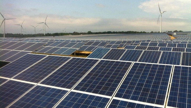 In Mitteleuropa dominieren Dachanlagen. In der übrigen Welt sind es die Freiflächenkraftwerke.