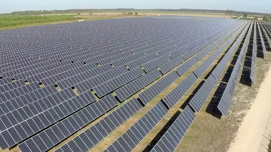 Auch in Frankreich scheint genügend Sonne, so dass sich die Installation der Module auf einachsigen Nachführsystemen lohnt.