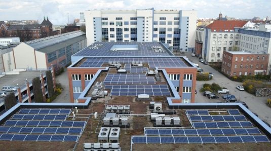 Bereits seit dem vergangenen Jahr baut die GSG zusammen mit der Immobiliengesellschaft ORCO Solaranlagen auf ihre Gewerbeimmobilien. Das Ziel ist, dass der Strom direkt im Gebäude verbraucht wird. - © Velka Botička
