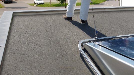 Kurz vor dem Absturz hat Soltop die Gestellsparte von Knubix gerettet. Die Systeme zur Flachdachmontage von Knubix hatten alle eine integrierte Absturzsicherung.