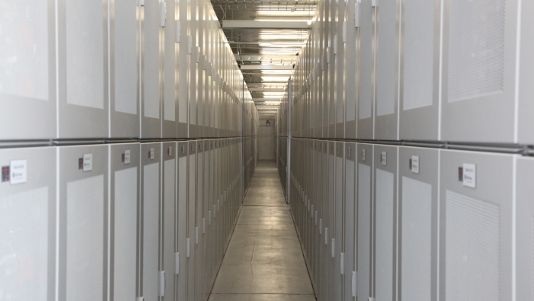 Bisher sind es vor allem die großen Batteriespeicher, die für den Regelleistungsmarkt qualifiziert werden. Doch in Zukunft müsste dies auch für kleine Speicher möglich sein.