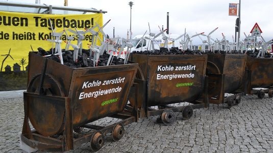 In Sachsen und Brandenburg verstopft der Strom aus den alten Braunkohlekraftwerken immer noch die Netze. Für Ökostrom bleibt da nur wenig Platz.