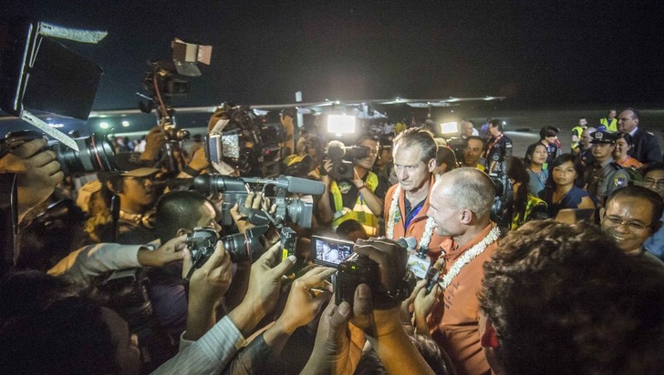 Presseempfang in Mandalay, Myamar. Die Piloten André Borschberg und Bertrand Piccard stellen sich den Fragen der Journalisten.