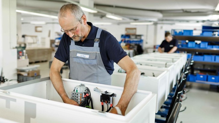 Mehr produzieren: Die Fertigung der Eco-Batteriespeicher. - © Sonnenbatterie
 Mehr produzieren: Die Fertigung der Eco-Batteriespeicher.