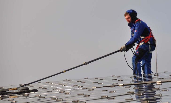 Eine Gefährdungsanalyse für jede zu reinigende Dachanlage gehört für Schulz Gebäudeservice zu den Standards.