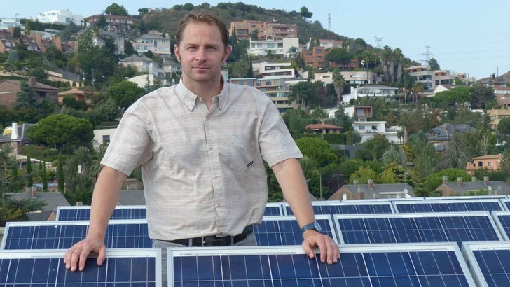 Über den Dächern von Barcelona: Jörg Lübke von Centroplan wartet die Solaranlage der deutschen Schule. - © Foto: Niels Hendrik Petersen
