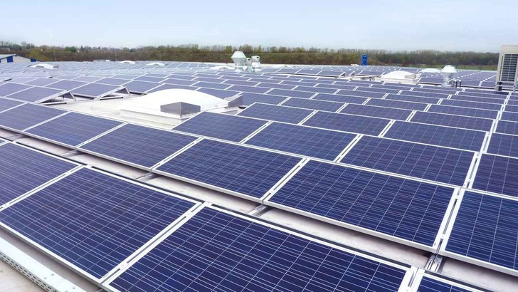 Eine Solaranlage deckt teils den Eigenverbrauch.