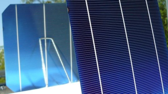 Die doppelseitigen Solarzellen bekommen auch auf der Rückseite das gleiche Konktaktgitter wie auf der Vorderseite.