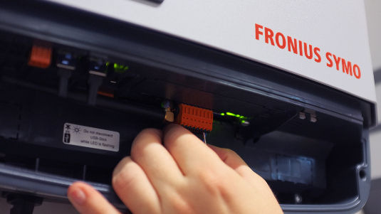 Der Betreiber von Solaranlagen mit Wechselrichtern von Fronius kann sich jetzt für eine Verlängerung der Garantiezeiten entscheiden. Er muss sein Gerät nur registrieren. Voraussetzung: Es darf nicht älter als 30 Monate sein. - © Fronius
