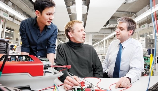 Die Entwicklungabteilungen der Hersteller und die wissenschaftlichen Institute brauchen Nachwuchs. Nur so können sie den hohen Standard ibei der Erforscungs der erneuerbaren Energien aufrechterhalten. Am Interesse der Jugendlichen mangelt es nicht.