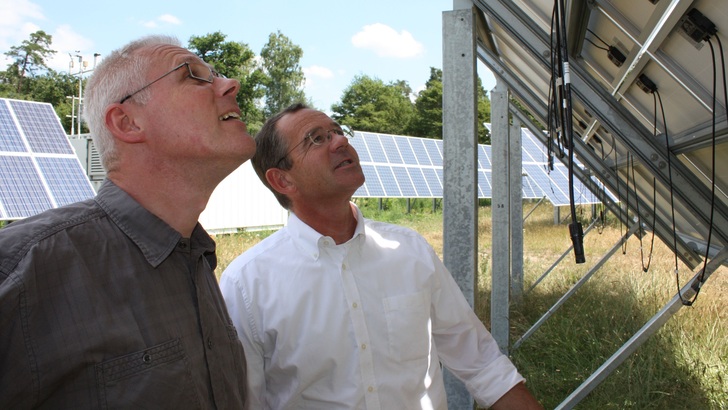 Olaf Wollersheim (vorn) und Andreas Gutsch vom KIT begutachten die Testinstallationen. - © Heiko Schwarzburger
