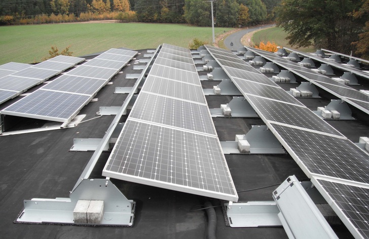 Wenn sich Solaranlagen verschieben, liegt das meist an Temperaturschwankungen. Hier wurde das Gestell auf der Bautenschutzmatte durch Dehnungskräfte verschoben.