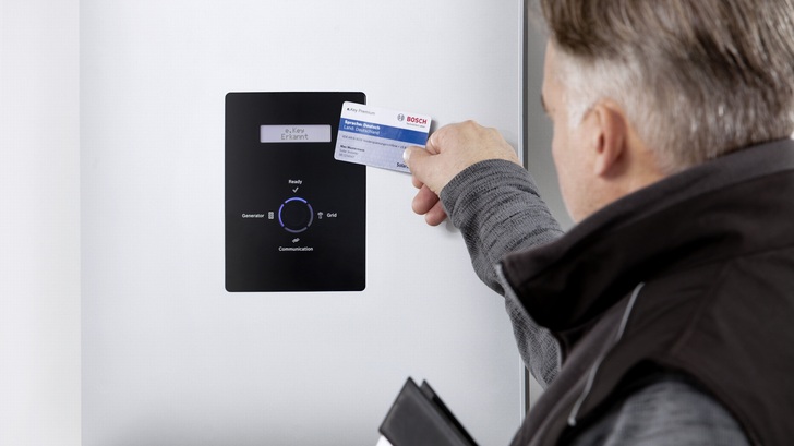 Die Installation der Wechselrichter wird immer einfacher. Bei den Geräten von Bosch genügt eine Chipkarte.