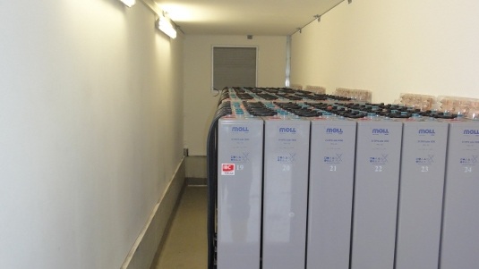 Der Speicher ist so programmiert, dass er innerhalb von Seḱunden auf die Schwankungen im Netz reagieren kann.