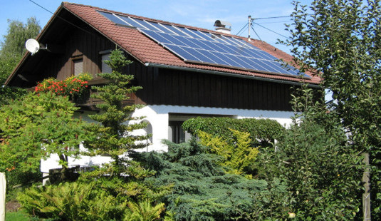 Der große Anteil an Einfamilienhäusern ist auch in Österreich der Grund dafür, dass vor allem in ländlichen Regionen der Ausbau der Photovoltaik besser vorankommt. - © MEA Solar/Photovoltaic Austria
