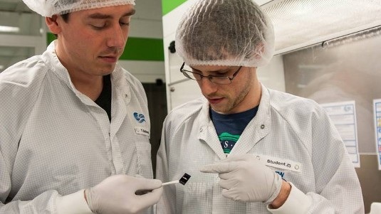 Der Querschnitt der gedruckten Kesteritzelle ist nur im Rasterelektronenmikroskop zu sehen. Er zeigt dei einzelnen Schichten, aus denen die Solarzelle besteht.