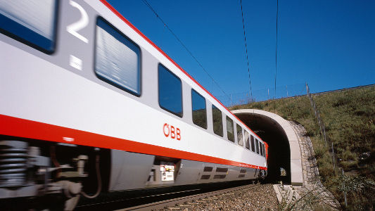 Die Züge der Österreichischen Bundesbahnen fahren jetzt auch mit Solarstrom. Die spezielle Frequenz des Bahnstroms von 16,7 Hertz ist für die Wechselrichter kein Problem. - © ÖBB
