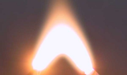 Bei defekten Anschlussdosen besteht die Gefahr eines Lichtbogens, der den Dachstuhl entzünden könnte.