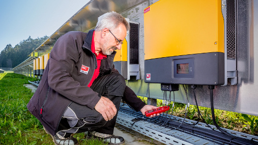 Nur eine regelmäßig gewartete Anlage bringt über ihre gesamte Lebensdauer den maximalen Ertrag. - © IBC Solar
