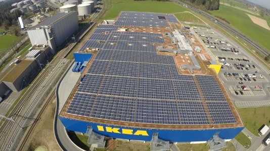 Da das Möbelhaus auf einer Hochebene steht, fallen nicht nur hohe Schnee, sondern auch üppige Windlasten an.