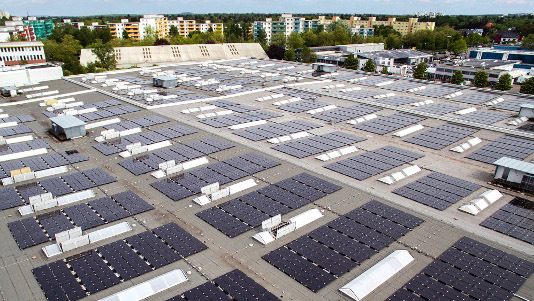 Der Generator auf dem Dach der Produktionshalle ist Teil eines Hybridkraftwerks.