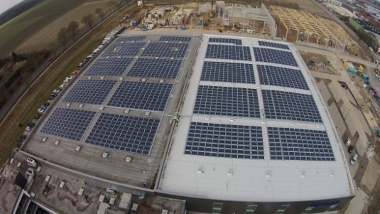 Mit der Anlage auf der neuen Lager- und Logistikhalle hat der Hannoveraner Kosmetikhersteller angefangen. Jetzt sollen weitere Anlagen dazukommen. - © IBC Solar
 Mit der Anlage auf der neuen Lager- und Logistikhalle hat der Hannoveraner Kosmetikhersteller angefangen. Jetzt sollen weitere Anlagen dazukommen.