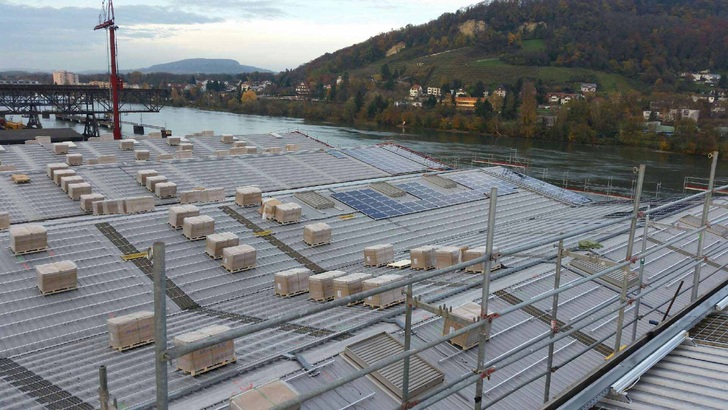 Hat ein Gebäudedach verschiedene Höhen oder besteht aus mehreren Körpern, können in der Planung Einzelteile angelegt und virtuell zusammengefügt werden.