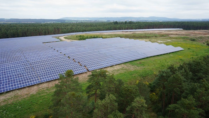 Der Solarpark in Uttenreuth hat knapp drei Megawatt Leistung und ging 2014 ans Netz. - © Naturstrom
 Der Solarpark in Uttenreuth hat knapp drei Megawatt Leistung und ging 2014 ans Netz.