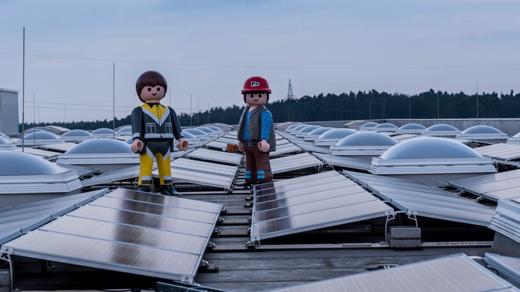 Kunststoffverarbeitung braucht viel Energie. Für die Herstellung der beliebten Playmobilfiguren wird jetzt Solarstrom eingesetzt.