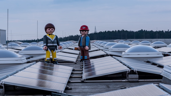 Kunststoffverarbeitung braucht viel Energie. Für die Herstellung der beliebten Playmobilfiguren wird jetzt Solarstrom eingesetzt. - © Greenovative/A. Freihöfer
