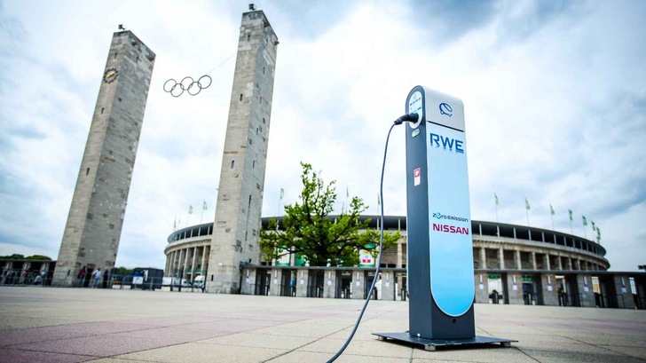 Für stets volle Akkus rund um das Endspiel am Samstag sorgen 26 Ladesäulen.