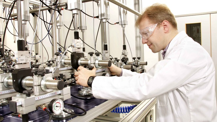 Von der Solarstromforschung profitiert die Industrie, so die Hoffnung.