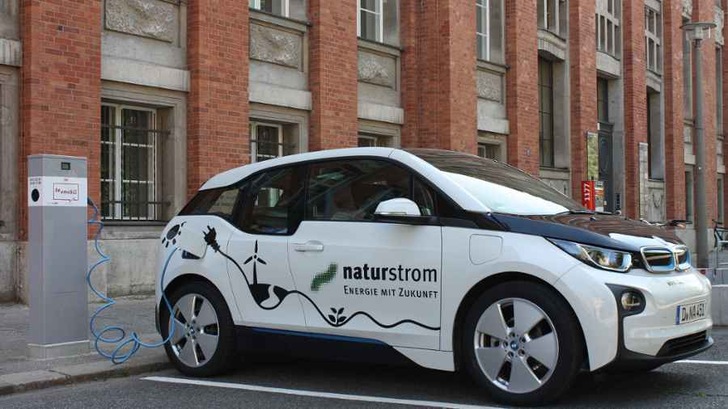 Strom tanken an der ersten Ladesäule des Berliner Modells. - © Naturstrom
